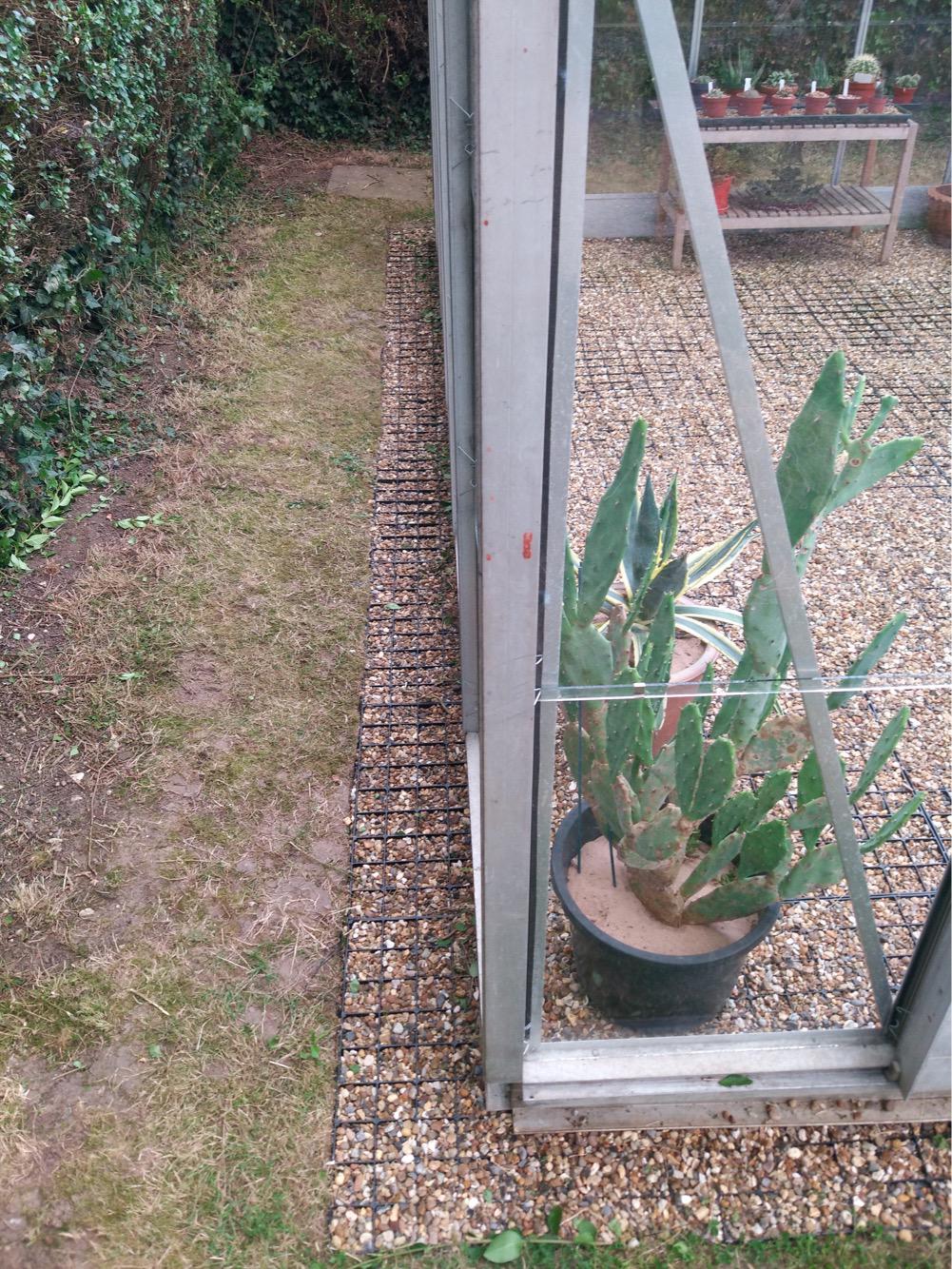 Grilles de base pour serre en plastique avec remplissage en gravier