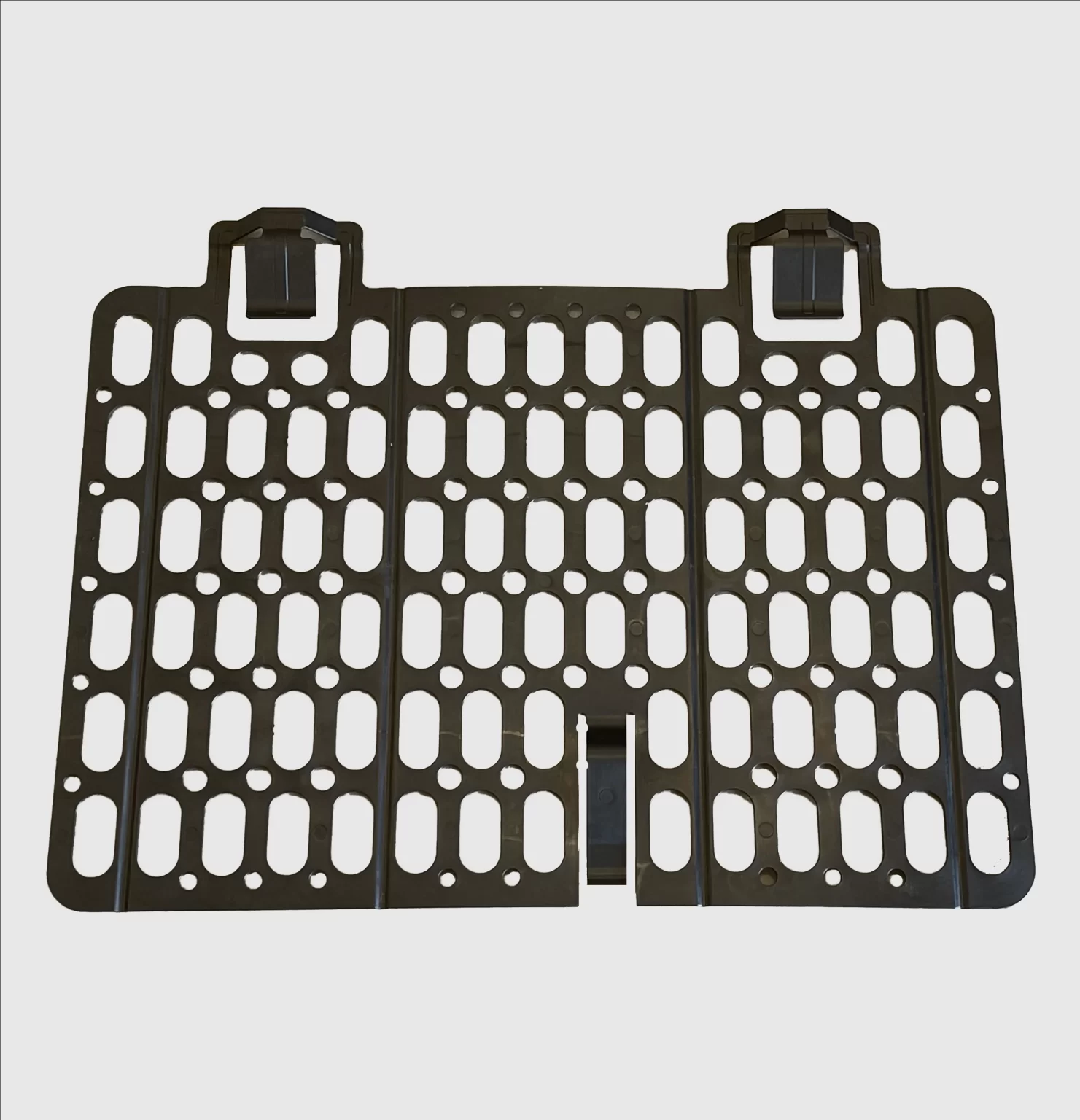 Un filet de protection d'échafaudage noir à motif en nid d'abeilles avec des boucles en haut pour la fixation.